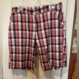 Men’s plaid knee length red & black walking short.